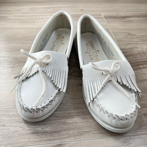 Minnetonka White Leather Women's Moccasin Size 5.5 - Picture 2 of 15